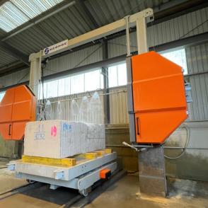 Scie à fil diamanté avec chariot tournant en action - Sciage d'un bloc de pierre