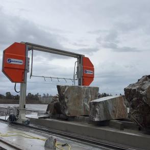 Scie à fil diamanté mobile en action pour sciage précis et productif de blocs de pierre