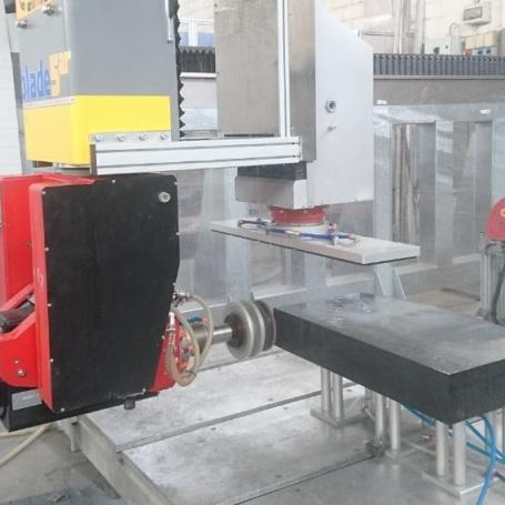Polissage de monument granit au centre d'usinage 5 axes blade 5 ar omag - configurations de marbrerie funéraire