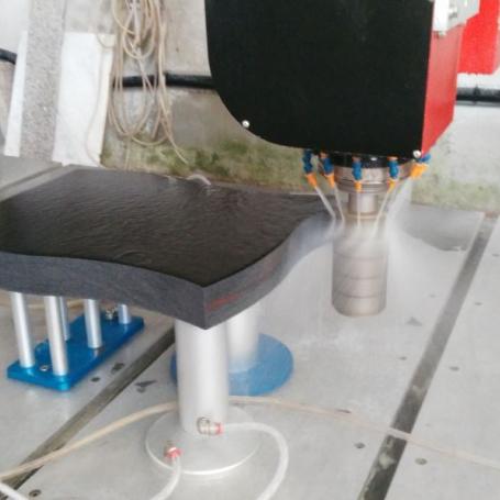 Polissage de chants de stele au centre d'usinage 5 axes pour la marbrerie - blade 5 ar omag