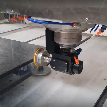 Renvoi angulaire pour le polissage des chants au centre d'usinage 4 axes mill 4x omag - application de marbrerie