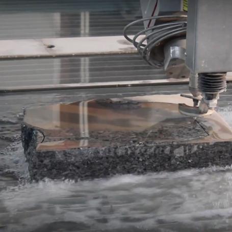 Découpe d'une stele en granit au jet d'eau - machine de découpe au jet d'eau 5 axes omag Découpe d'une stele en granit au jet d'eau - machine de découpe au jet d'eau 5 axes omag