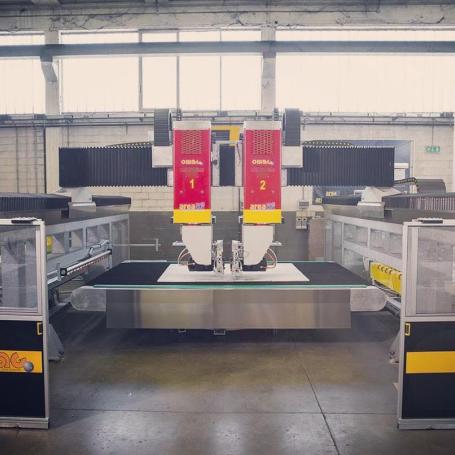 Centre de débitage sur tapis à deux têtes de sciage - débiteuse 5 axes omag multicut dual