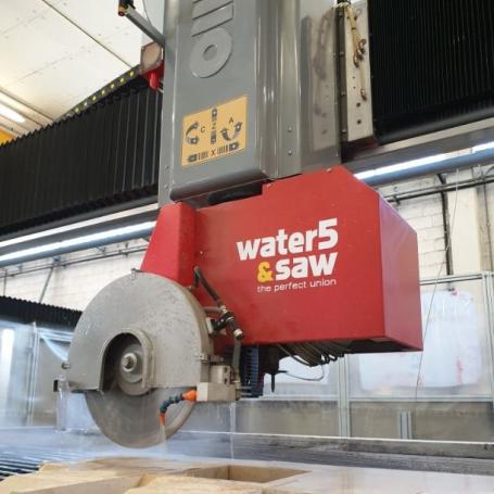 Combiné découpe au jet d'eau/débiteuse pour le sciage du quartz et la céramique en marbrerie - water 5 & saw omag