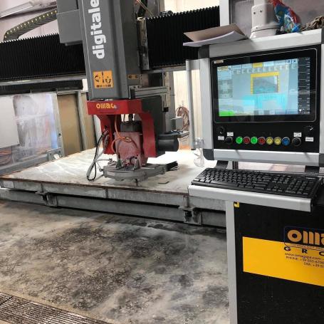 Centre de débitage numérique de marbrerie - débiteuse 5 axes avec attache manuelle d'un foret diamanté - omag digitale 5