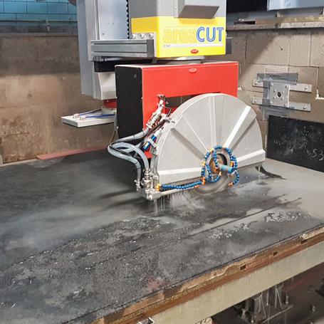 Débiteuse 5 axes de mabrerie omag - sciage d'un plan de cuisine