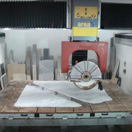 Débiteuse 5 axes de mabrerie omag area cut - sciage d'un plan de cuisine