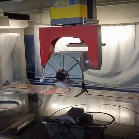 Débiteuse 5 axes de mabrerie omag area cut- optimisatition du sciage et réalisation de perçages