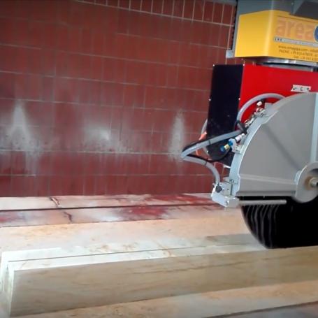 Débiteuse 5 axes de mabrerie omag area cut- usinage de moulures au disque ou à la fraise diamanté