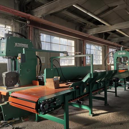 Ligne d'éclateuses hydraulique avec trancheuse à guillotine automatique steinex - fabrication de pavés éclatés de pierre et granit