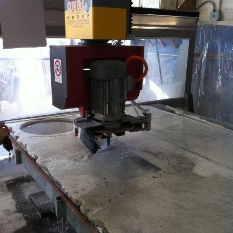 Débiteuse 5 axes de mabrerie omag - attache manuelle d'une fraise ou d'un foret diamanté