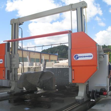 Sciage d'un bloc de garnit au cable diamanté