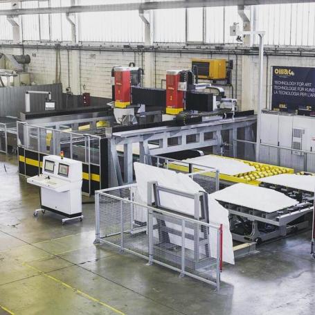 Centre de débitage sur tapis à deux têtes de sciage - débiteuse 5 axes omag multicut dual