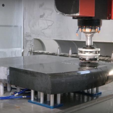 Polissage de stele au centre d'usinage 5 axes pour la marbrerie funéraire - blade 5 ar omag