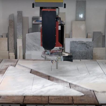 Débiteuse 5 axes de mabrerie omag - attache manuelle d'une fraise ou d'un foret diamanté