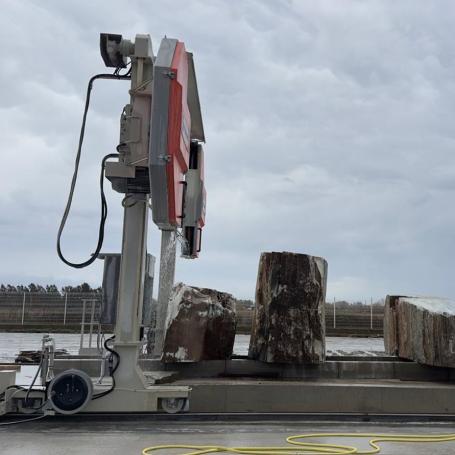 Sciage de blocs granit avec scie mobile sur voie à cable diamanté