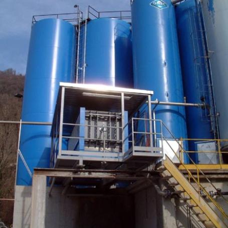 Silo décanteur sur socle béton -traitement des boues par décantion et compactage au filtre presse