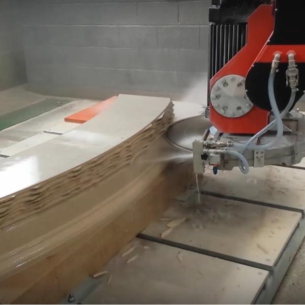 Moulurage au disque sur débiteuse 5 axes Omag