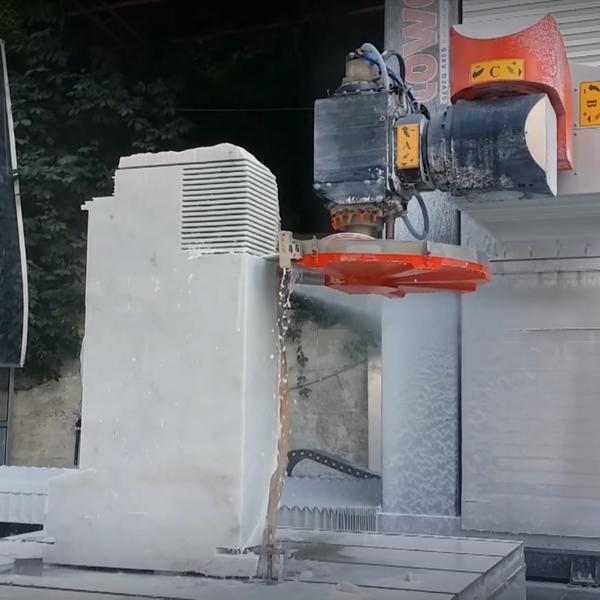 Ébauche de sculpture au disque - Robot d'usinage 7 axes pour la pierre naturelle Omag Tower