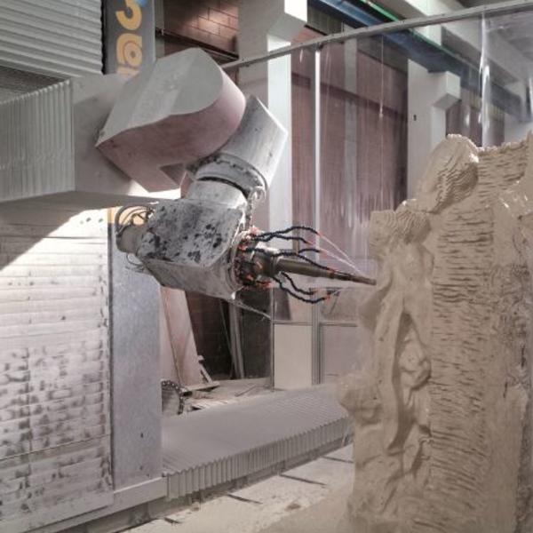 Sculpture en pierre naturelle au robot d'usinage 7 axes Tower - Omag