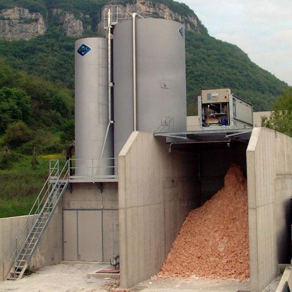 Silo décanteur à flux gravitaire et filtre presse pour le traitement des effluents boueux du lavage des agregats